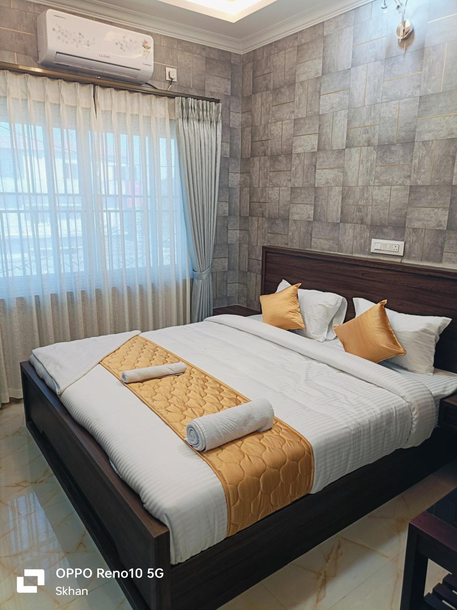 Golden Residency Hotel Kushālnagar Екстериор снимка
